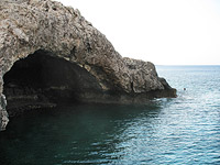 Грот на побережье Кипра