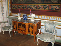 Столик и два стула - Дворец Кусково, Гостиная