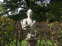 Скульптура (бюст) в парке - Усадьба Кусково