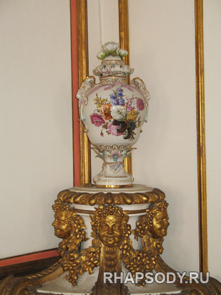 Белая ваза с позолотой и цветочной росписью - Дворец Кусково, Столовая