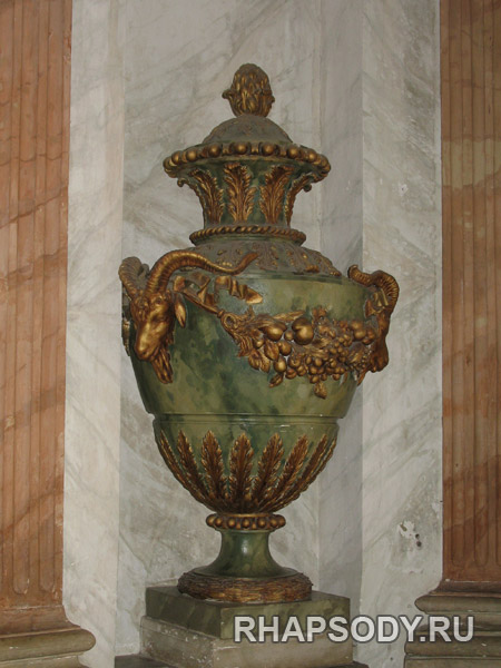 Декоративная ваза - Дворец Кусково, Парадные сени