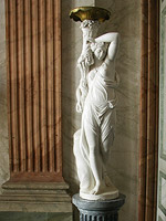 Интерьер Дворца - Парадные сени - Мраморная статуя девушки