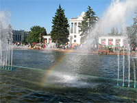 Москва, ВВЦ - Радуга в фонтане