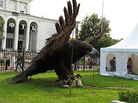 Москва, ВВЦ - Чучело орла у павильона "Нефть"