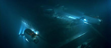 субмарины плывут вдоль корпуса корабля